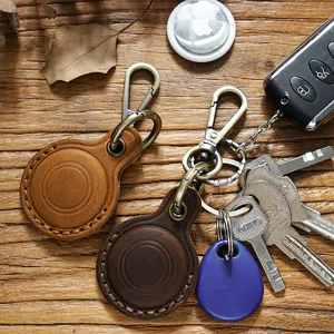 Leather protective case and keychain compatible with smart trackers, vintage design.