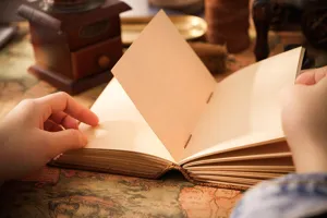 Primo piano di dettaglio del taccuino in pelle vintage con pagine kraft interne vuote.