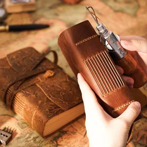 Taccuino in pelle fatto a mano vintage con design retro per scrittura e regalo ideale.