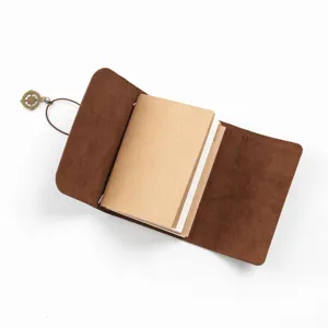 Detailansicht eines braunen Vintage Leder Notizbuches mit praktischen Karopapier Einlagen.