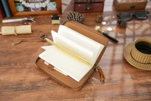 Braunes Leder Reissverschluss Planer Notizbuch Tagebuch mit mehreren Innenseiten und Halter.