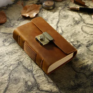 Vintage Leder Notizbuch mit Zahlenschloss, handgefertigtes Retro Tagebuch als Geschenk.