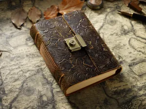Vintage Notizbuch aus Echtleder mit Blumenprägung und antikem Zahlenschloss für Notizen.