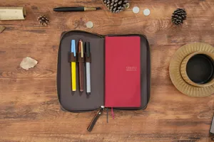Set aus Leder mit Reißverschluss, rotem Wochenplaner und praktischen Stiftehaltern.