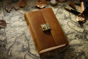 Vintage Echtleder Notizbuch mit Zahlenschloss, handgefertigtes Retro Tagebuch als Geschenk.
