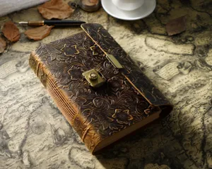 Vintage geprägtes Lederjournal Notizbuch mit Metallschloss, ideales Tagebuch Geschenk.