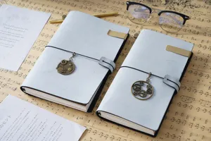 Taccuino da viaggio in vera pelle vintage con ciondolo in metallo per scrittura.