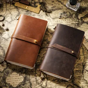 Carnet de voyage en cuir vintage agenda journal avec fermeture a laniere et inserts rechargeables.