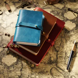 Carnet de voyage en cuir vintage journal intime avec fermeture à lanière style rétro.