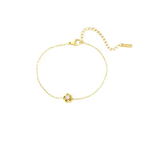 Elegante bracciale a camelia dorata con intarsio di cristallo scintillante su catena delicata.