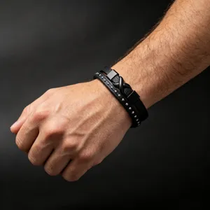 Heren meerlaagse lederen armband met titanenstaal oneindigheidssymbool en metalen klinknagels.