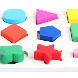 Pädagogisches Holz-Formen-Sortierspiel, bunte geometrische Steckpuzzles für Kinder.