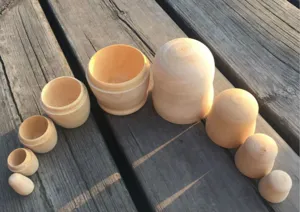 Muñecas rusas de madera sin pintar para pintura DIY, detalles de artesanía en madera natural.