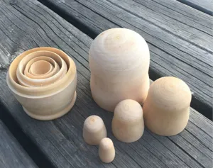 Detalle de muñecas rusas de madera en bruto, matryoshka sin pintar para manualidades DIY.