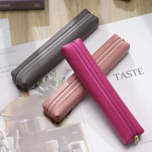 Astuccio minimalista in pelle a colori caramella, comoda borsa per la cancelleria.