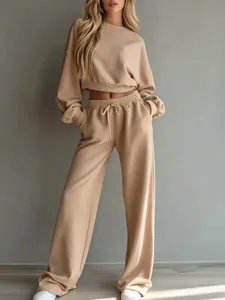 Detaillierte Ansicht des lässigen beige Loungewear-Sets mit Crop-Top und weiter Hose.