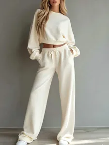 Detailansicht des einfarbigen kurzen Sweatshirts und der weiten Jogginghose in Creme.
