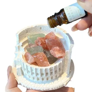 Pietra aromatica Colosseo romano con cristalli curativi colorati e set di oli essenziali.