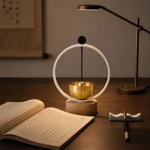 Vue détaillée de la décoration de bureau zen moderne, pendule bol chantant en laiton sur support.