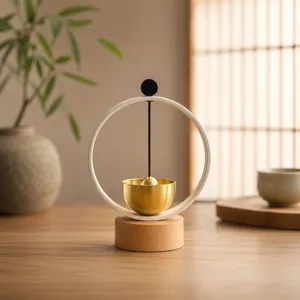Détail d'ornement de bol chantant de méditation minimaliste, base en bois et bol en laiton.