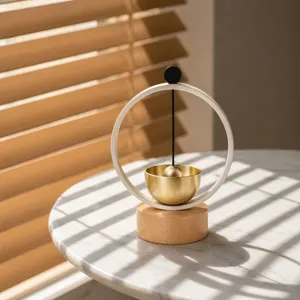 Bol chantant de méditation ornement de bureau, socle en bois minimaliste vue de détail.