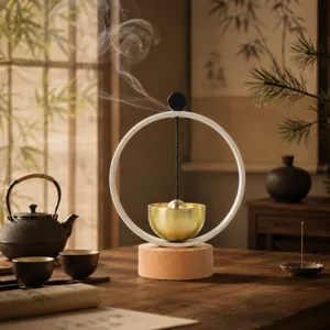 Brûleur d'encens zen minimaliste avec base en bois et anneau métallique pour votre bureau.