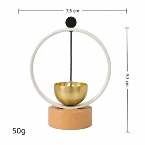 Ornement de bureau bol de méditation en laiton minimaliste avec base en bois, taille compacte.