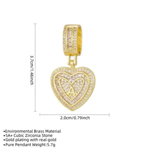 Vue détaillée du pendentif cœur doré avec initiale A et pierres de zircone cubique
