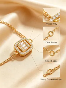 Dettaglio ravvicinato di una collana in zirconia quadrata con maglie a catena d'oro