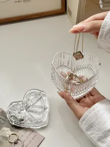 Detailansicht der herzförmigen Schmuckdose aus Klarglas, transparente gerippte Box mit Deckel.