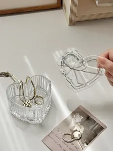 Herzförmige transparente Glas Schmuckschatulle Detailansicht mit Schleifendeckel.