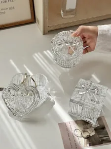 Transparente Schmuckschatulle aus Glas mit Schleifendeckel für kleine Accessoires.