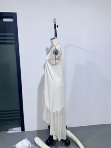 Vue de détail d'une robe unie à fines bretelles et ourlet transparent pour élégantes femmes.