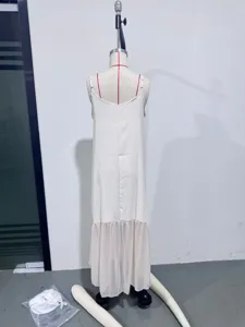 Robe longue camisole unie et élégante avec ourlet à volants pour les vacances d'été.