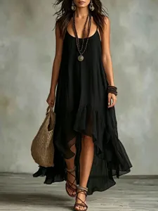 Vue détaillée de la robe nuisette bohème noire de vacances avec un col en U chic.