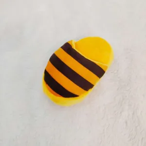Simpatico gioco in peluche per cani a forma di pantofola a strisce gialle e nere, morbido.
