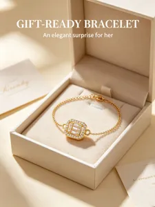 Primo piano di un elegante bracciale in oro con ciondolo in zircone in scatola regalo