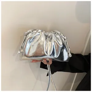 Metallic zilveren geplooide wolktas met slanke schouderriem en mooi geplooid detail