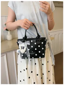 Modische schwarze gepunktete Eimertasche mit Spitzenschleife und Noten-Anhänger