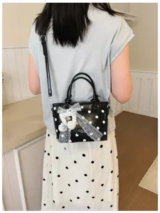 Schwarze Polka-Dot-Beuteltasche im koreanischen Stil mit Spitzenschleife und Musiknoten