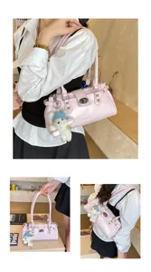 Detailansichten einer rosa Vintage-Baguette-Tasche mit Schloss und Bärenanhänger