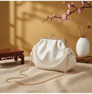 Elegante bolso de noche blanco con cierre de perlas, bordados y detalles de strass