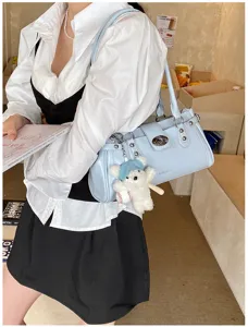 Stilvolle hellblaue Kunstleder-Schultertasche mit Silberverschluss und süßem Bärenanhänger