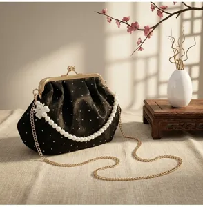 Elegante bolso de noche negro estilo vintage con perlas y correa de cadena dorada