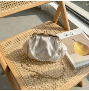 Elegante bolso de noche blanco bordado con asa de perlas y cadena dorada