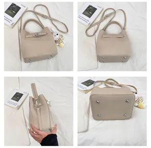 Detailansichten der beigen Beuteltasche mit Narbenleder, Schloss und Kaninchenanhänger