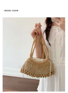 Gros plan d'un sac seau en filet tissé d'été avec pochette intérieure à cordon tenu par un modèle