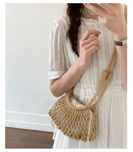 Vue détaillée d'un sac à bandoulière en filet beige avec une doublure à cordon blanc.