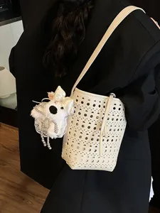 Schicke cremefarbene perforierte Eimertasche mit süßem Plüsch-Lamm-Anhänger für den Sommer
