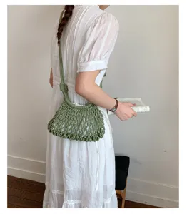 Sac seau en filet tissé vert avec cordon de serrage porté par un mannequin en robe